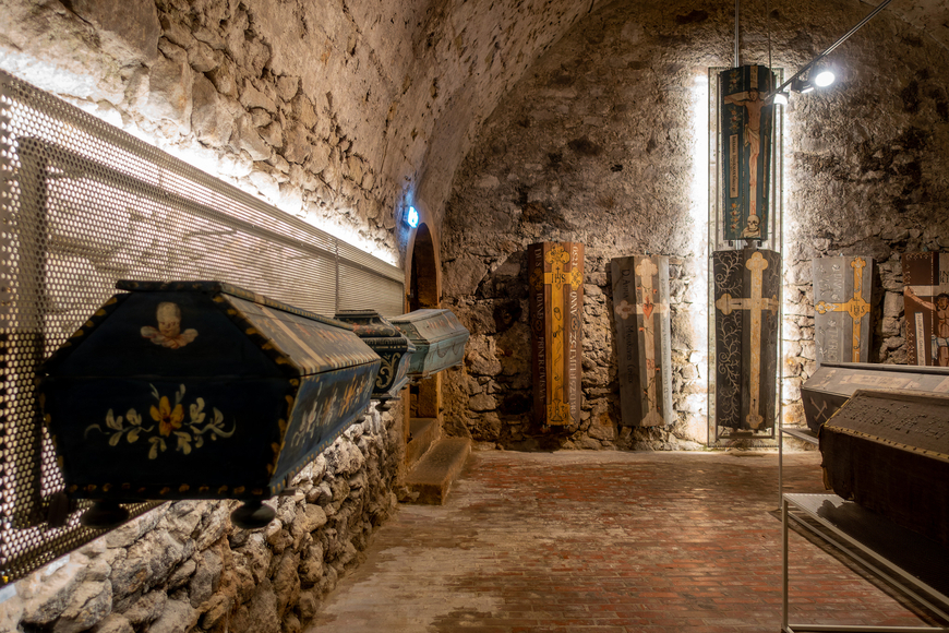 Üvegkoporsóba zárt múmiák egy váci borospincében - megnéztük a kiállítást